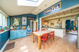 BREAKFAST ROOM- click for photo gallery